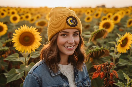 Cappellino Think Positive giallo indossato